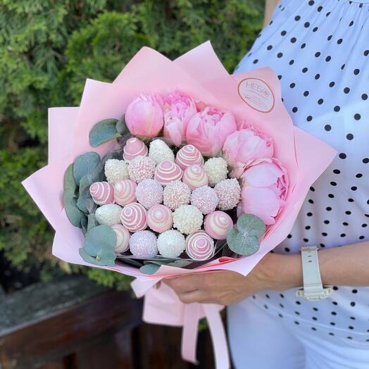 Букет с клубникой в шоколаде 400 Princess с пионами