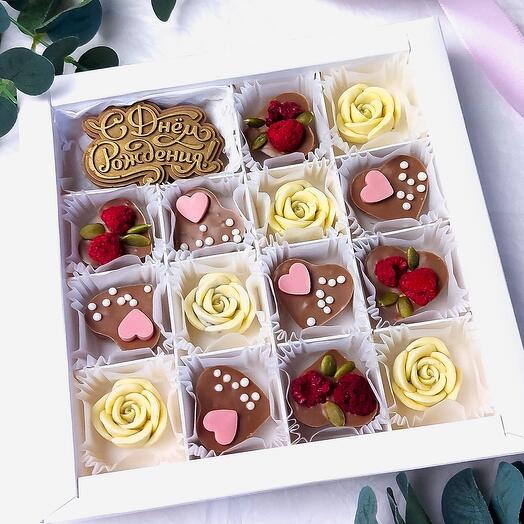 Набор конфет из молочного и белого шоколада "С днём рождения "