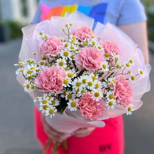Bouquet of Daisies and pink dianthus