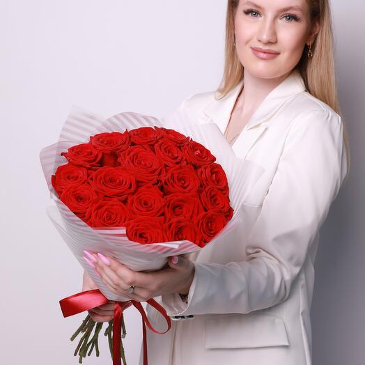Букет из 19 красных роз. Букет 115 ALMOND ROSES