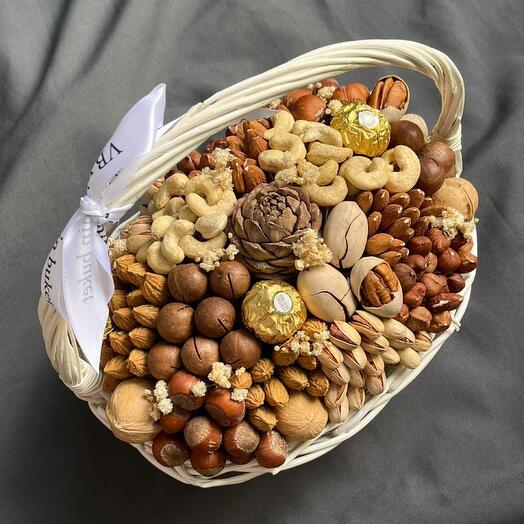 Корзина с орехами и Ferrero rosher
