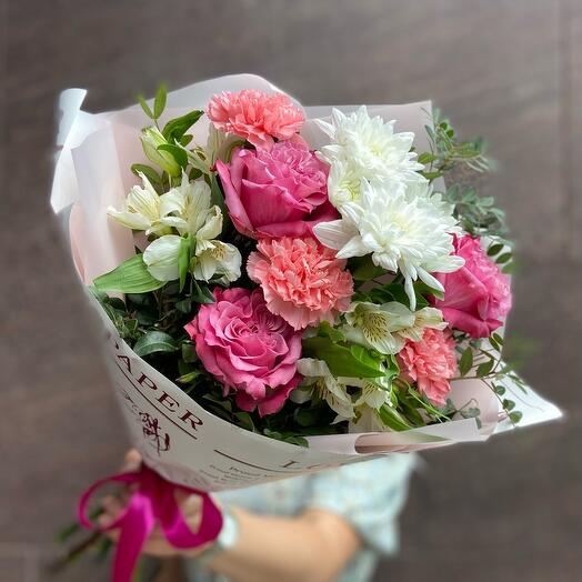 Ramo " Para sonreír "(rosas de peonía, crisantemo, Dianthus, alstroemeria, verdes)
