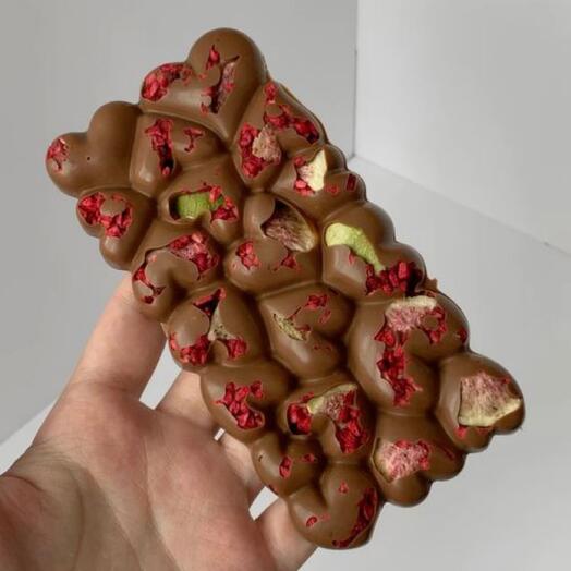 Молочный шоколад с малиной и инжиром
