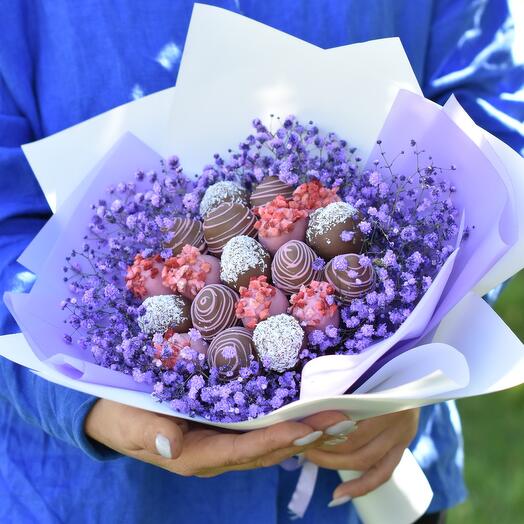 New! Букет из клубники в шоколаде и гипсофилы «Purple kiss