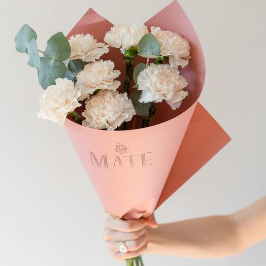Ramo de rosas delicadas y eucalipto MF1350
