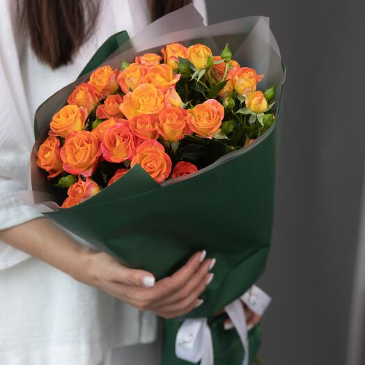 Fabulous bouquet: 7 bush roses for special moments