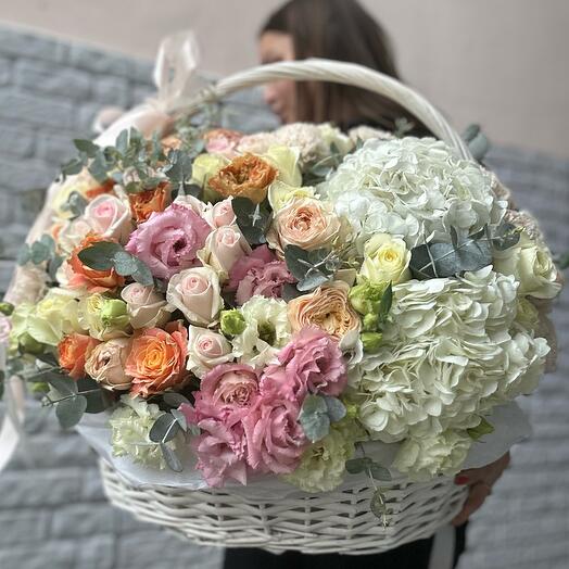 Корзина с цветами с гортензией и розами