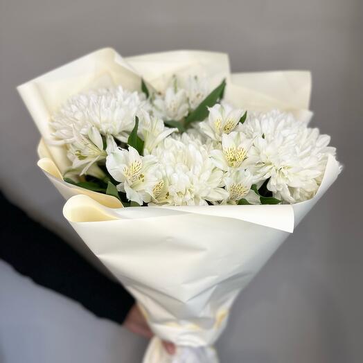 Моно букет из одноголовой хризантемы и альстромерий