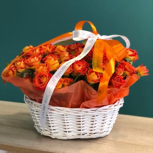 Корзина с кустовыми розами