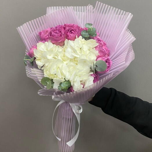 Bouquet of roses with white hydrangea