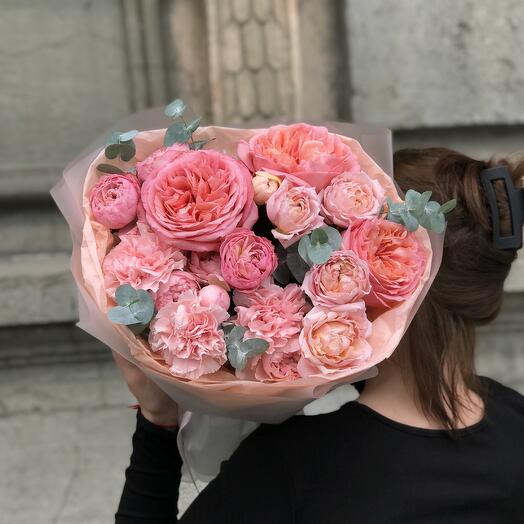 Авторский букет с пионовидными розами , диантусом и эвкалиптом (34)
