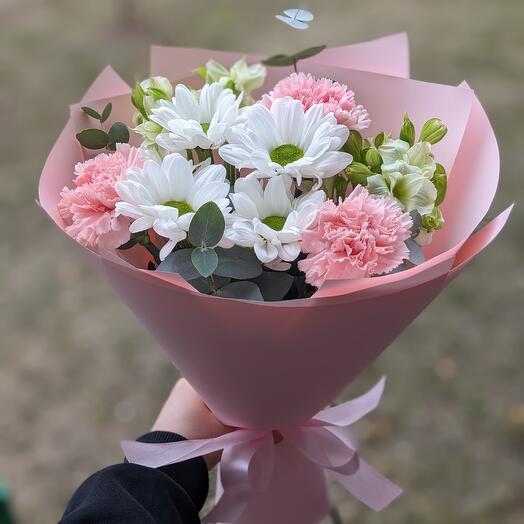 Нежный букет с диантусами, хризантемой, альстр