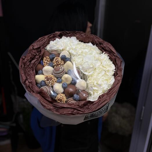 Букет с клубникой и гортензией