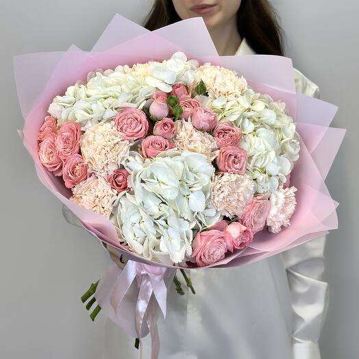 Ramo de autor ternura con hortensias, rosas arbustivas en forma de peonía y Dianthus