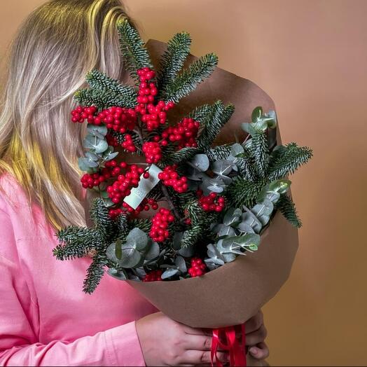 Новогодний букет с илексом, нобилисом и эвкалиптом