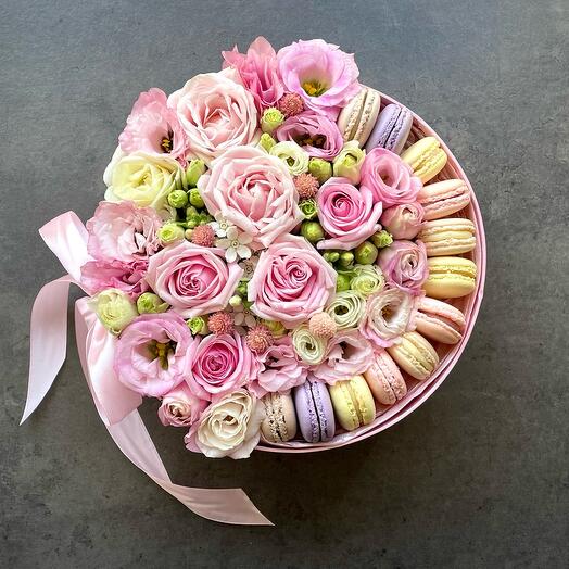 Round box with macaroons - size Large