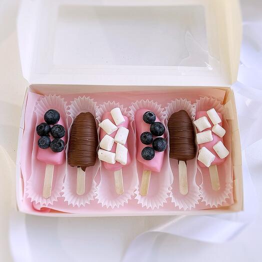Plátanos tiernos cubiertos de chocolate con arándanos y malvaviscos 🫐 🤍 
