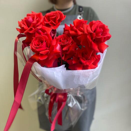 Un ramo de 7 rosas elegantes de Nina con cintas en un paquete clásico
