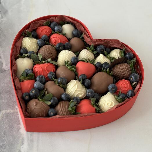 Клубника в шоколаде с голубикой ❣️