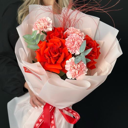 🌷 Красные роза и розовые диантусы