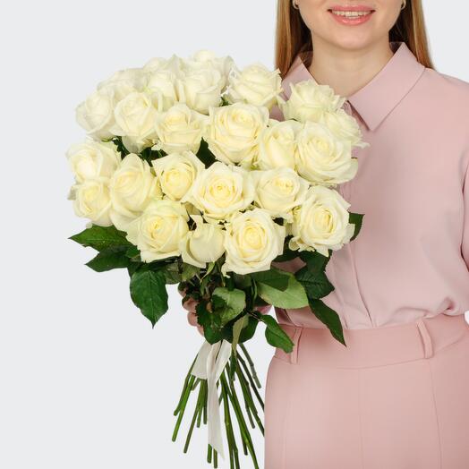 Нежный букет из 25 белых роз 60 см
