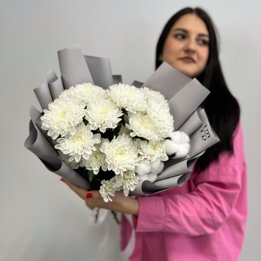 Букет стойких хризантем с хлопком
