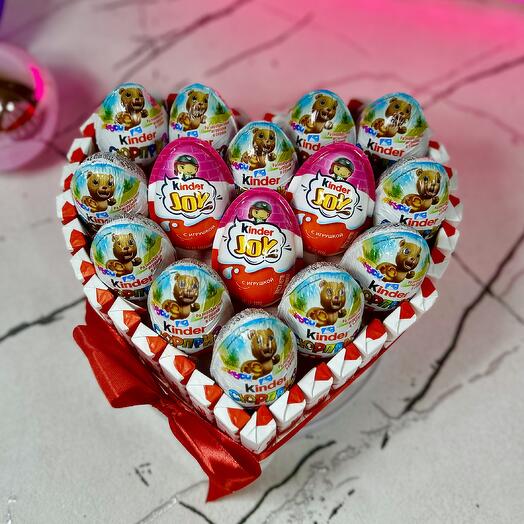 Сердце из Киндеров с Киндер Яйцами
