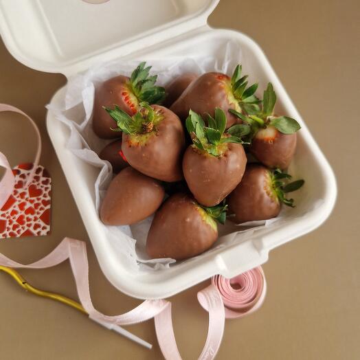 Chocolate-covered strawberries bento