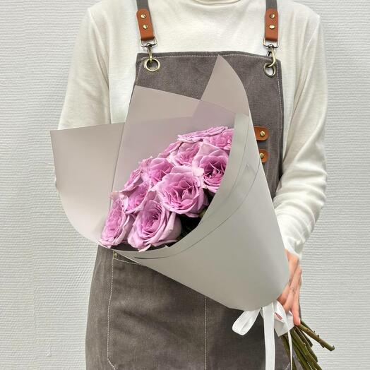 Букет из 11 сиреневых роз в пастельно серой упаковке