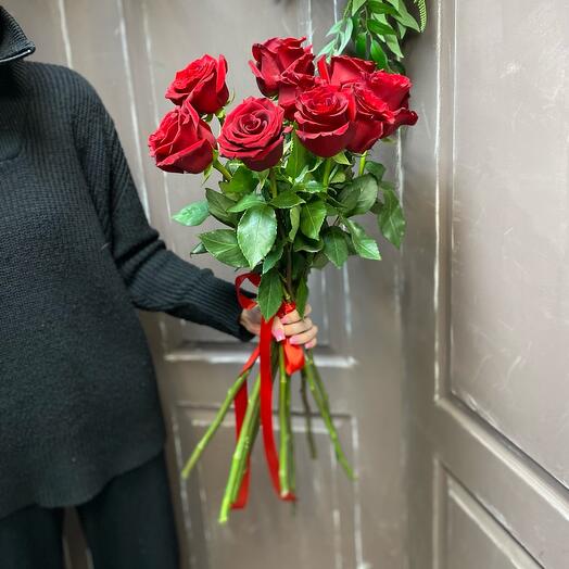9 высоких красных роз под ленту