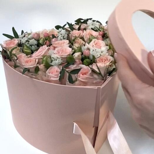 Цветы и конфеты в коробке сердце
