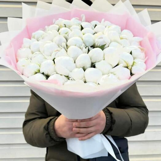 Букет из 51 белого пиона