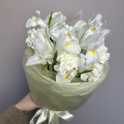 Букет с ирисами и диантусами