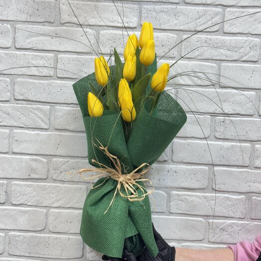Яркие желтые тюльпаны в оформлении