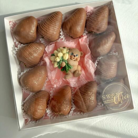 Мишка и клубника