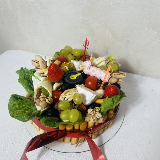 Бенто торт с сыром , колбасамы и медом