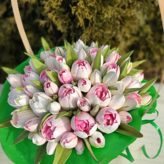 Корзина с зефирными тюльпанами