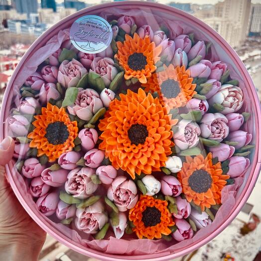 Зефирный букет подсолнуов в шляпной коробке