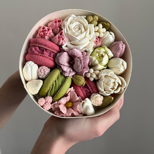 Макарон с зефирными цветами в круглой коробке