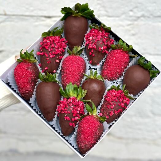 Клубника в шоколаде Dark Berry (12-16 ягод)