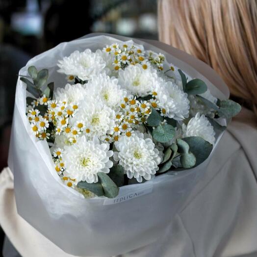 Букет из хризантем, ромашек и эвкалипта
