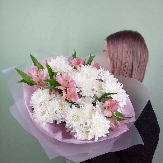 Букет из белых хризантем и альстомерией