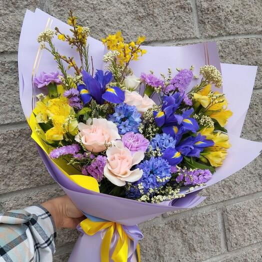 Ramo de primavera, iris, alstroemeria, jacintos