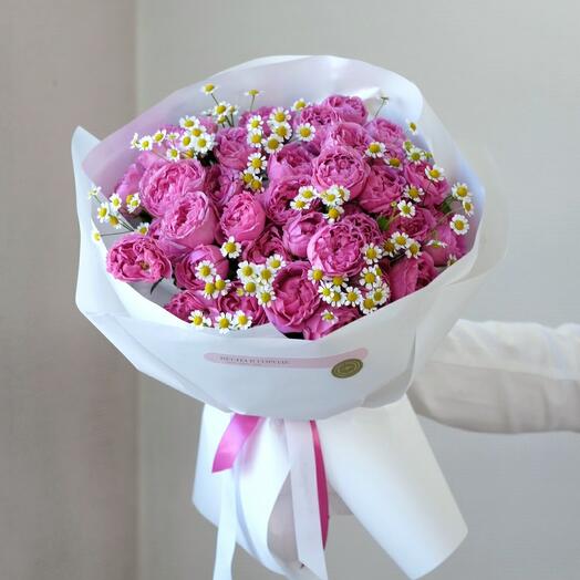 Bouquet "verano Místico" de 9 rosas arbustivas en forma de peonía y manzanilla