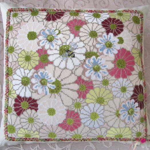 Подушка вышитая крестиком Ромашки