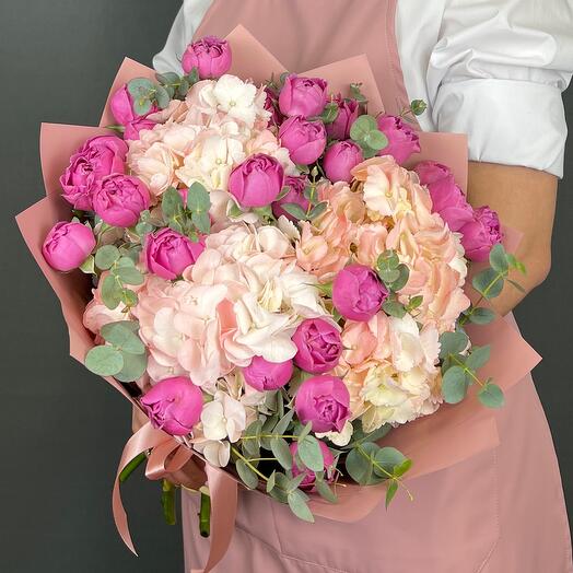 Bouquet of flowers. Misty Bubbles 5 Bush Roses and Pink Hydrangea