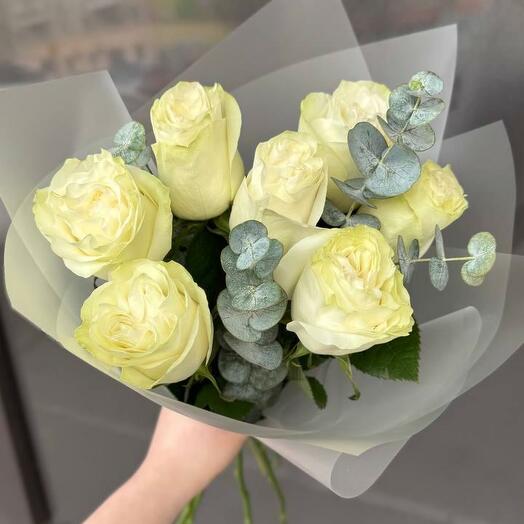 Монобукет из белых 7 роз Эквадор