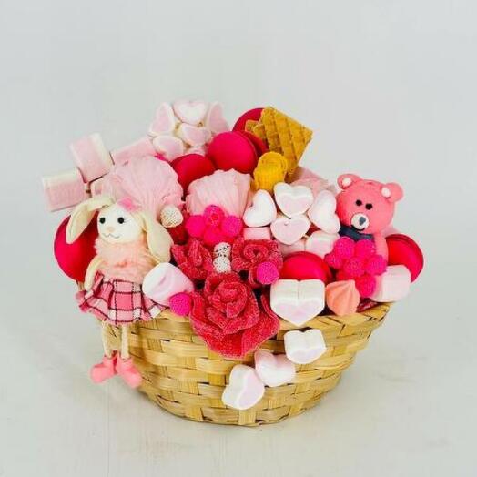Авторская корзина со сладостями и игрушкой зайкой в подарок девочке