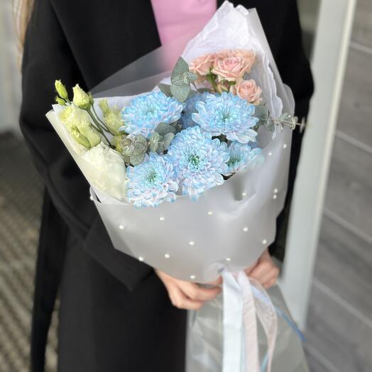 Букет хризантема, кустовая роза, эустома, эвкалипт