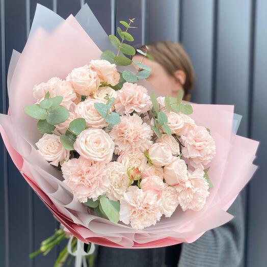 Нежный букет с кустовой пионовидной розой и диантусом🌸
